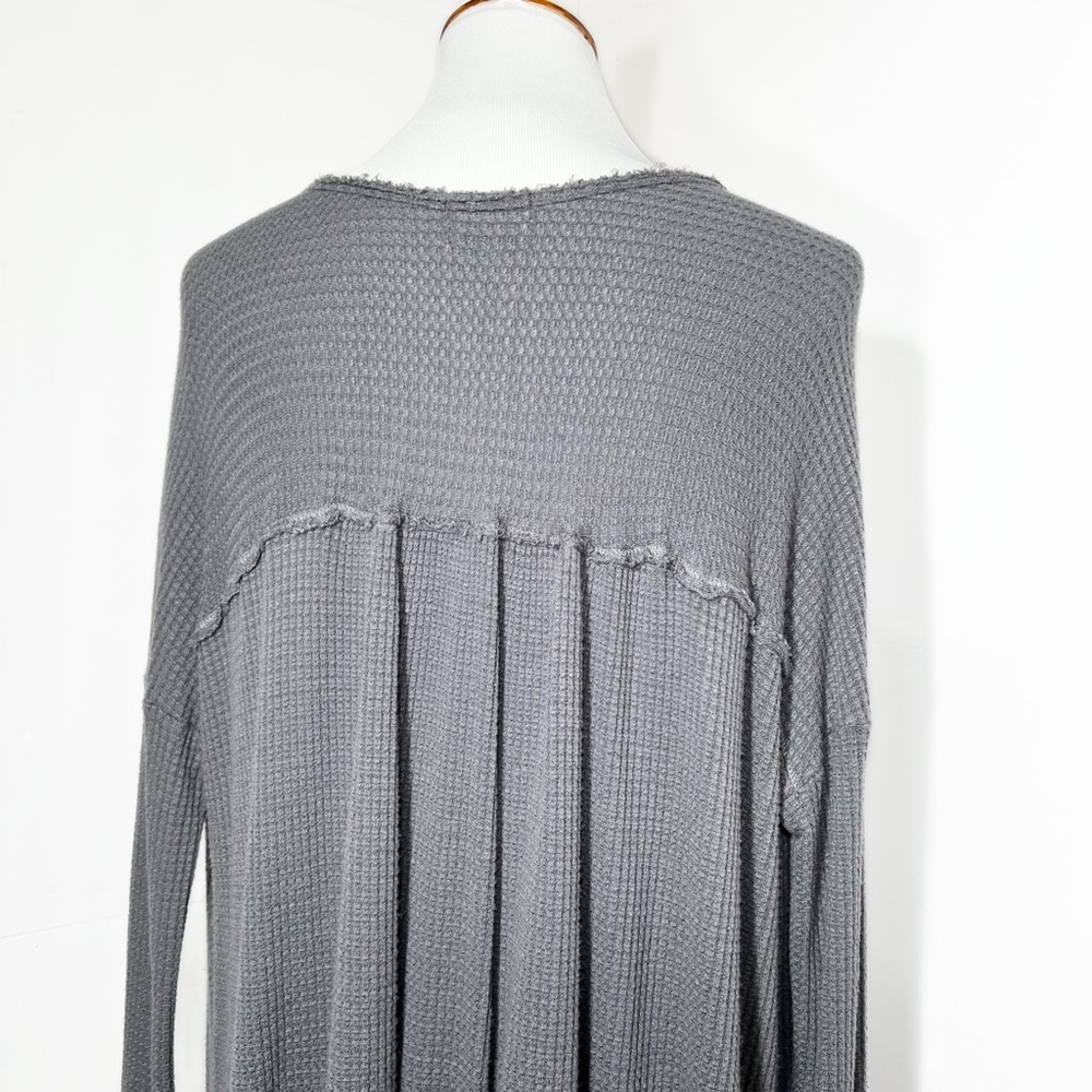 SOLD-Show Me Your Mumu High-Low Henley Gray Waffled Knit Oversized Thermal Top - Picture 3 of 11